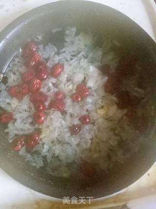 银耳雪梨汤～温补去燥的做法步骤：1