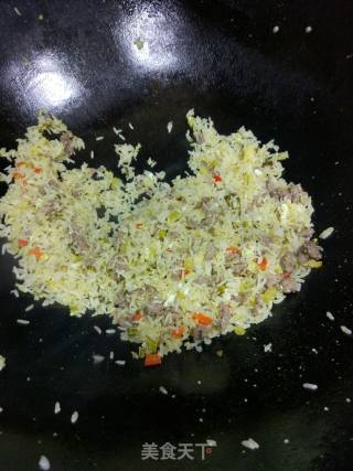 酸菜牛肉炒饭的做法步骤：3