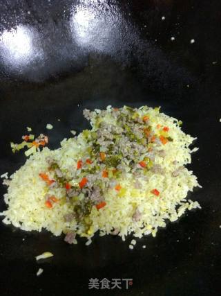 酸菜牛肉炒饭的做法步骤：5