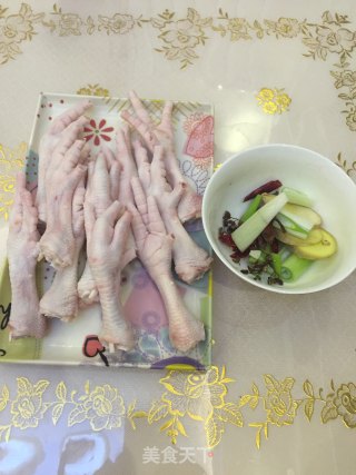 麻辣鸡爪的做法步骤：1