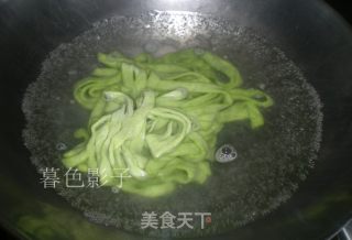 菠菜汁麻酱拌面的做法步骤：8