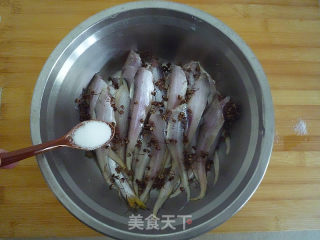 干炸小刀鱼的做法步骤：2