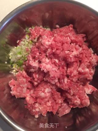 白菜肉卷的做法步骤：1
