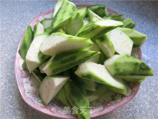 荤素妙搭丝瓜炒虾这样吃好美味的做法步骤：3