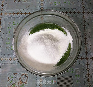 菠菜汁戚风蛋糕的做法步骤：4