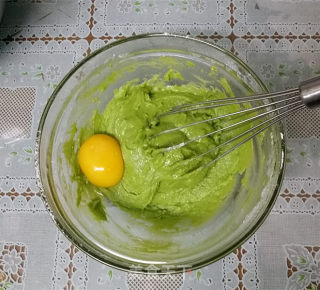 菠菜汁戚风蛋糕的做法步骤：5