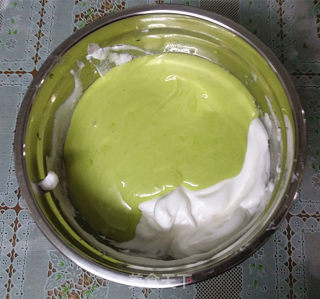 菠菜汁戚风蛋糕的做法步骤：11