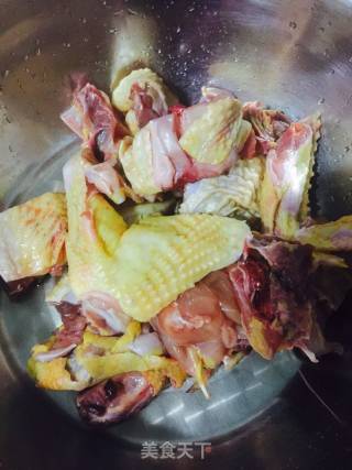 冬季北方的御寒菜；笨鸡土豆炖的做法步骤：1