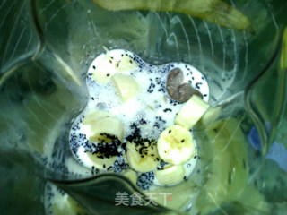 黑芝麻香蕉菱角奶糊的做法步骤：4