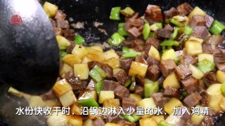 牛肉青椒土豆粒的做法步骤：2