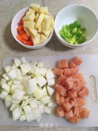 咖喱鸡块的做法步骤：1