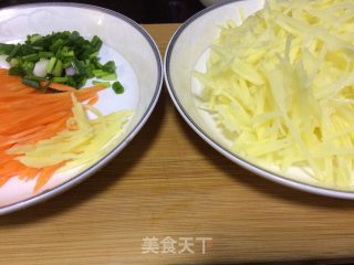 煎土豆丝卷饼的做法步骤：1
