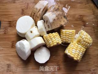 莲藕墨鱼干筒骨老火汤的做法步骤：1