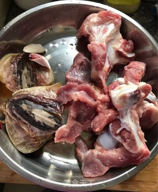 莲藕墨鱼干筒骨老火汤的做法步骤：2