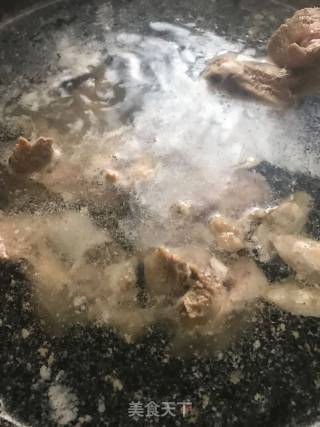 莲藕墨鱼干筒骨老火汤的做法步骤：3