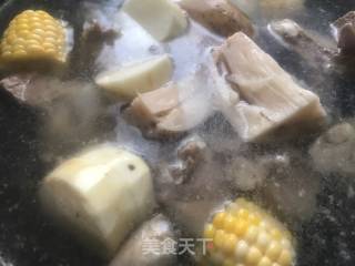 莲藕墨鱼干筒骨老火汤的做法步骤：4