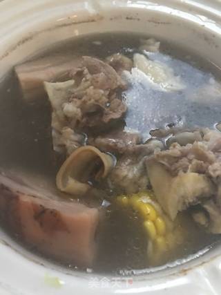 莲藕墨鱼干筒骨老火汤的做法步骤：5