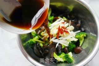 炝拌木耳西兰花的做法步骤：4