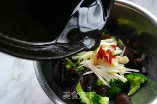 炝拌木耳西兰花的做法步骤：5