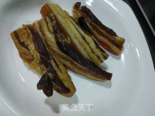 广东，腊肉炒茭白的做法步骤：1