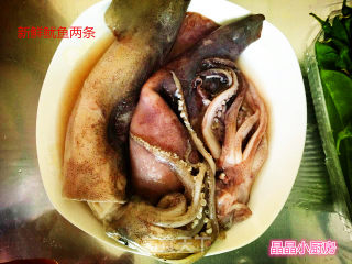 冬天来了，给家人餐桌加点绿色新鲜的鱿鱼四季豆的做法步骤：2