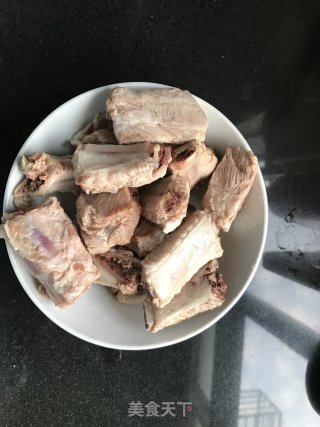 土豆排骨卤蛋的做法步骤：1