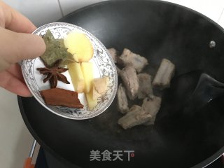 土豆排骨卤蛋的做法步骤：4