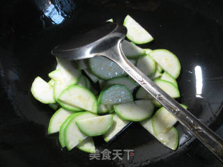 油面筋炒西葫芦的做法步骤：2