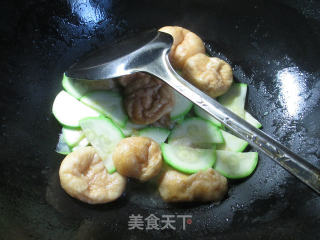 油面筋炒西葫芦的做法步骤：4
