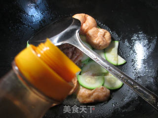油面筋炒西葫芦的做法步骤：5