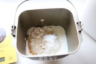 香肠玫瑰花沙拉酱面包的做法步骤：1