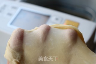 香肠玫瑰花沙拉酱面包的做法步骤：3