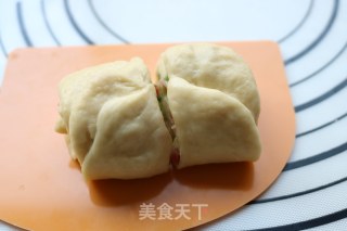 香肠玫瑰花沙拉酱面包的做法步骤：11