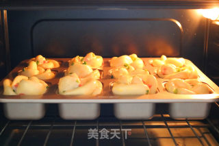 香肠玫瑰花沙拉酱面包的做法步骤：14