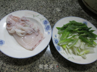 大葱炒鱿鱼的做法步骤：1