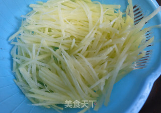 洋葱拌土豆丝的做法步骤：2