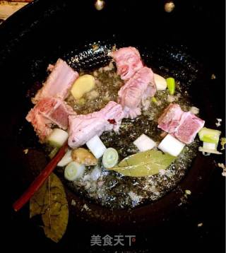 酸菜土豆炖排骨的做法步骤：3
