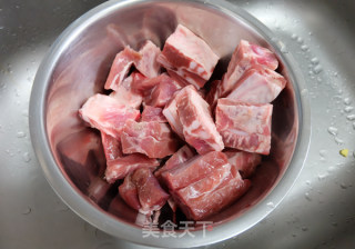 莲藕胡萝卜炖排骨的做法步骤：1