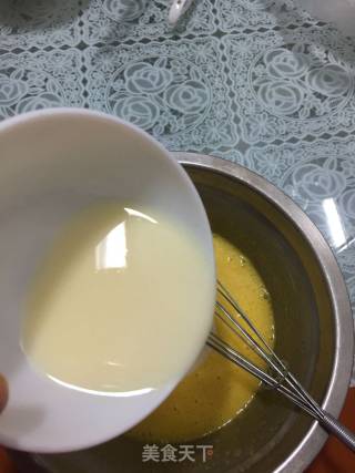 8寸黑芝麻夹心戚风蛋糕的做法步骤：4