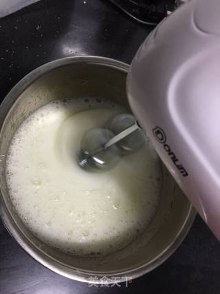 8寸黑芝麻夹心戚风蛋糕的做法步骤：11