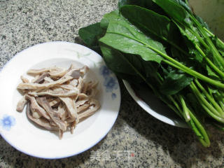 猪肚炒菠菜的做法步骤：1