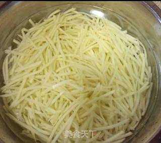 【一人食】土豆丝炒饭的做法步骤：1