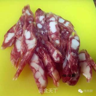 腊肠炒花菜#肉肉厨的做法步骤：2