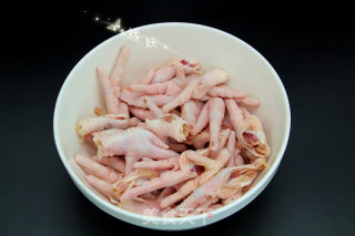 虎皮凤爪（虎皮鸡脚）的做法步骤：1