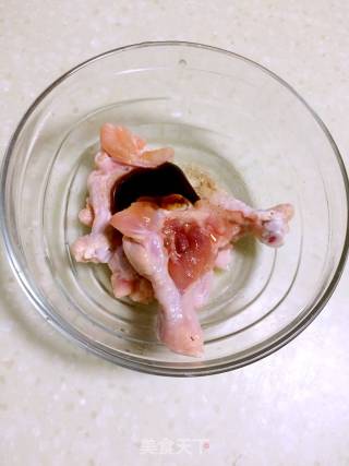 吮指香酥鸡翅根的做法步骤：2