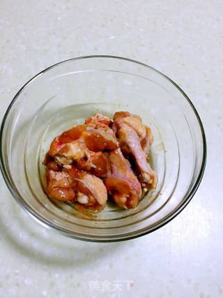 吮指香酥鸡翅根的做法步骤：3