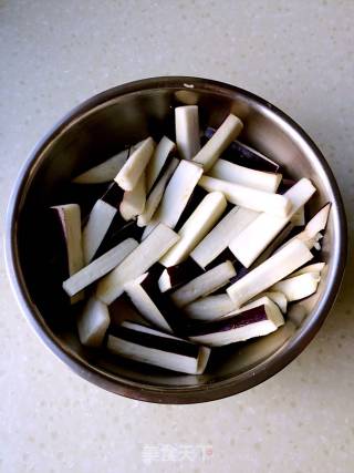 鱼香茄子（非油炸）的做法步骤：1