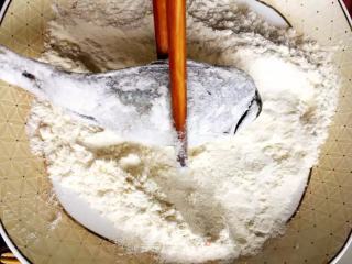 干炸小鲫鱼的做法步骤：2