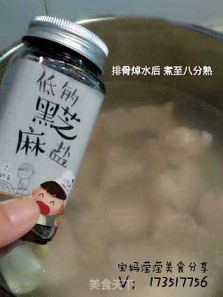 宝妈滢滢分享儿童辅食花样做法之山药胡萝卜搭配排骨汤三宝妈多味圈圈面的做法步骤：3