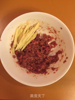 免治牛肉窝蛋粥的做法步骤：1